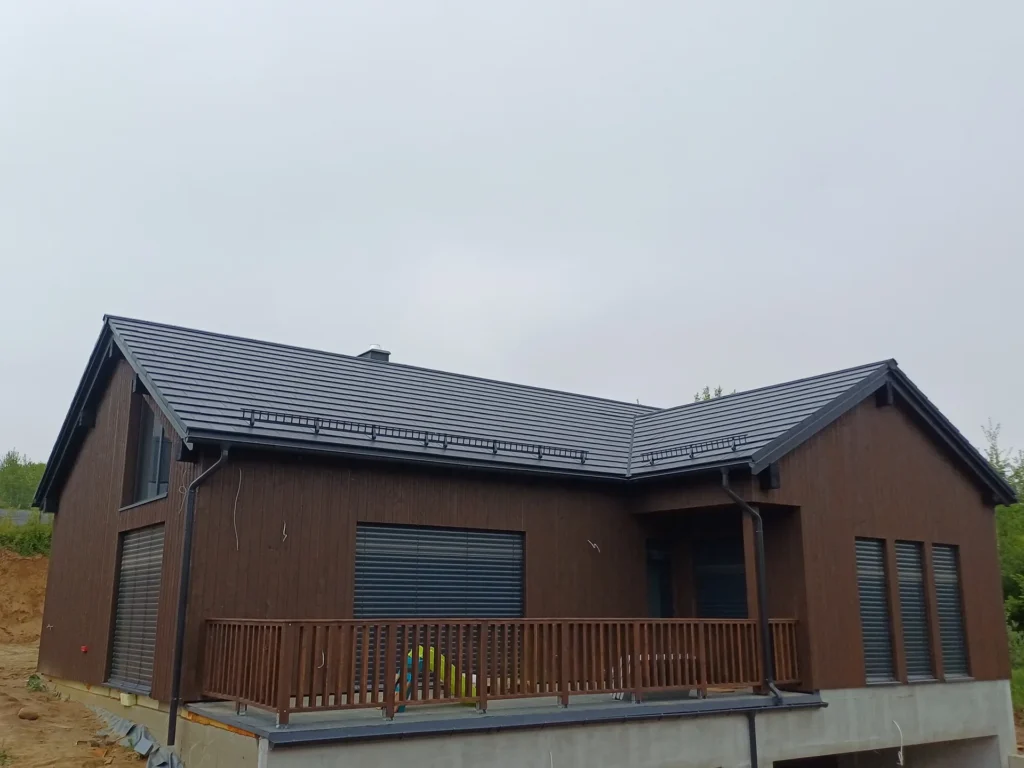 Dom szkieletowy — elewacja drewniana, brąz