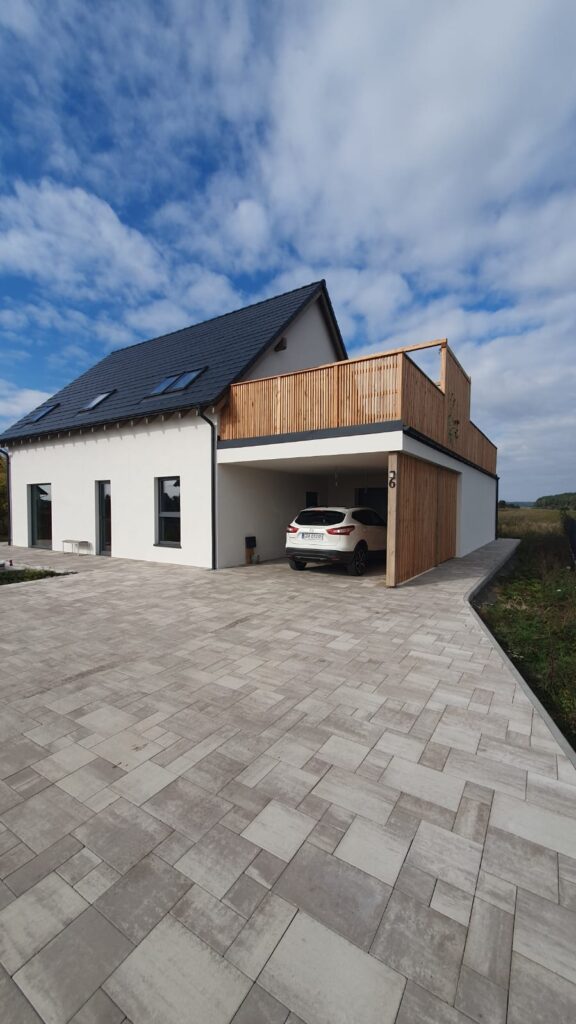 Dom szkieletowy — elewacja biała, akcenty drewniane, dach grafitowy