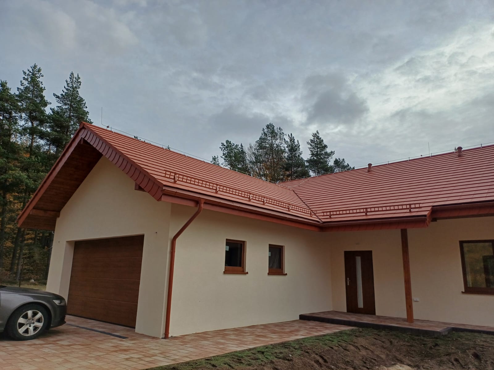 Dom szkieletowy — elewacja kremowa, dach czerwony