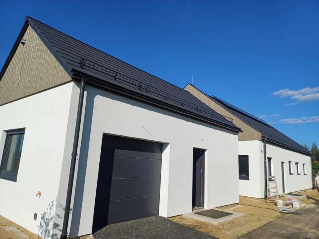 Dom szkieletowy — elewacja biała, dach grafitowy z fotowoltaiką