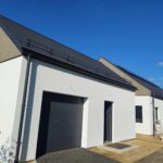 Dom szkieletowy — elewacja biała, dach grafitowy z fotowoltaiką