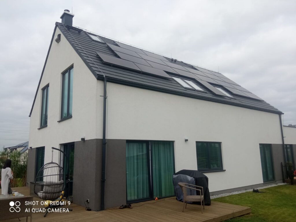 Dom szkieletowy — elewacja biało-grafitowa, dach grafitowy z fotowoltaiką