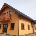 Dom szkieletowy — balkon drewniany, dach grafitowy