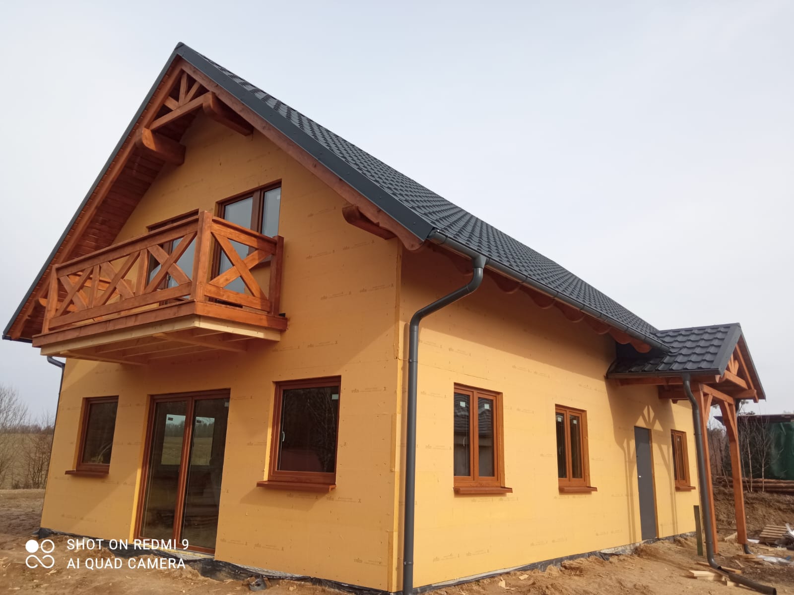 Dom szkieletowy — balkon drewniany, dach grafitowy